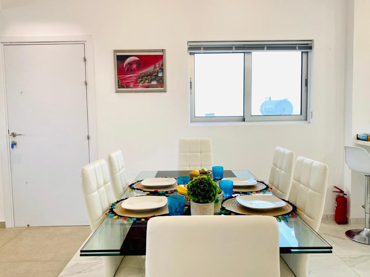 Panoramic Seaside Getaway, 2-Br Penthouse Appartement Larnaca Buitenkant foto
