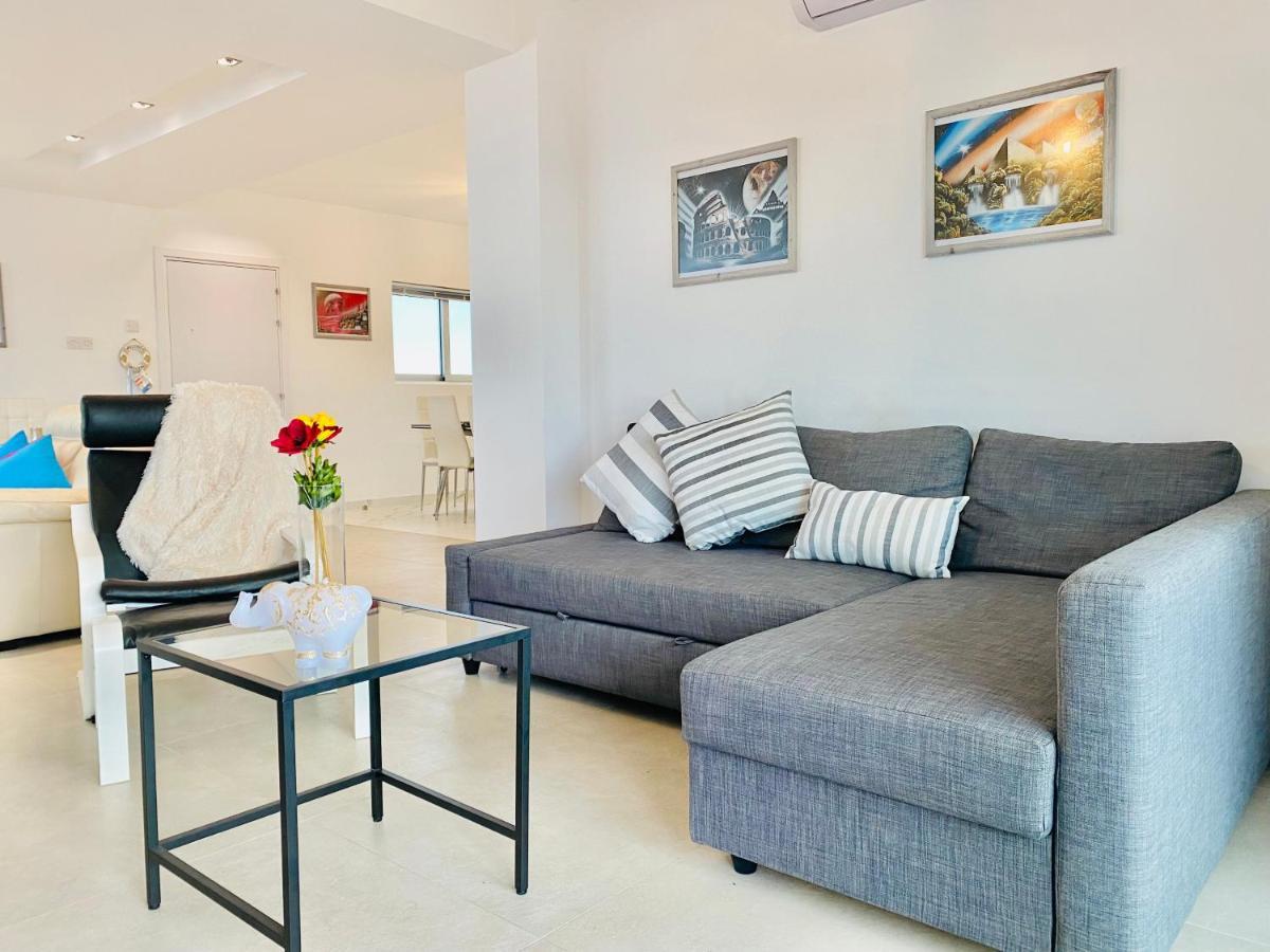 Panoramic Seaside Getaway, 2-Br Penthouse Appartement Larnaca Buitenkant foto