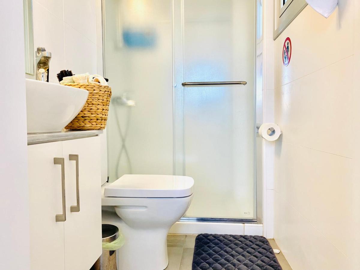 Panoramic Seaside Getaway, 2-Br Penthouse Appartement Larnaca Buitenkant foto