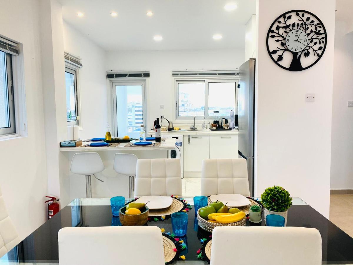 Panoramic Seaside Getaway, 2-Br Penthouse Appartement Larnaca Buitenkant foto